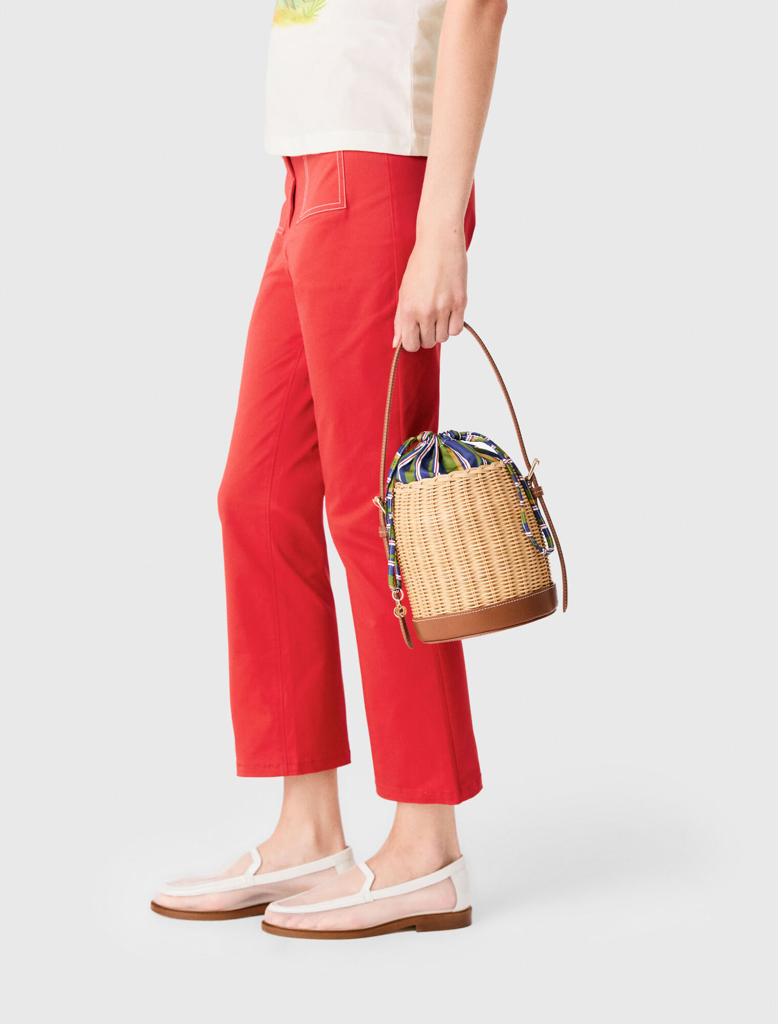 Wicker basket with printed pouch
