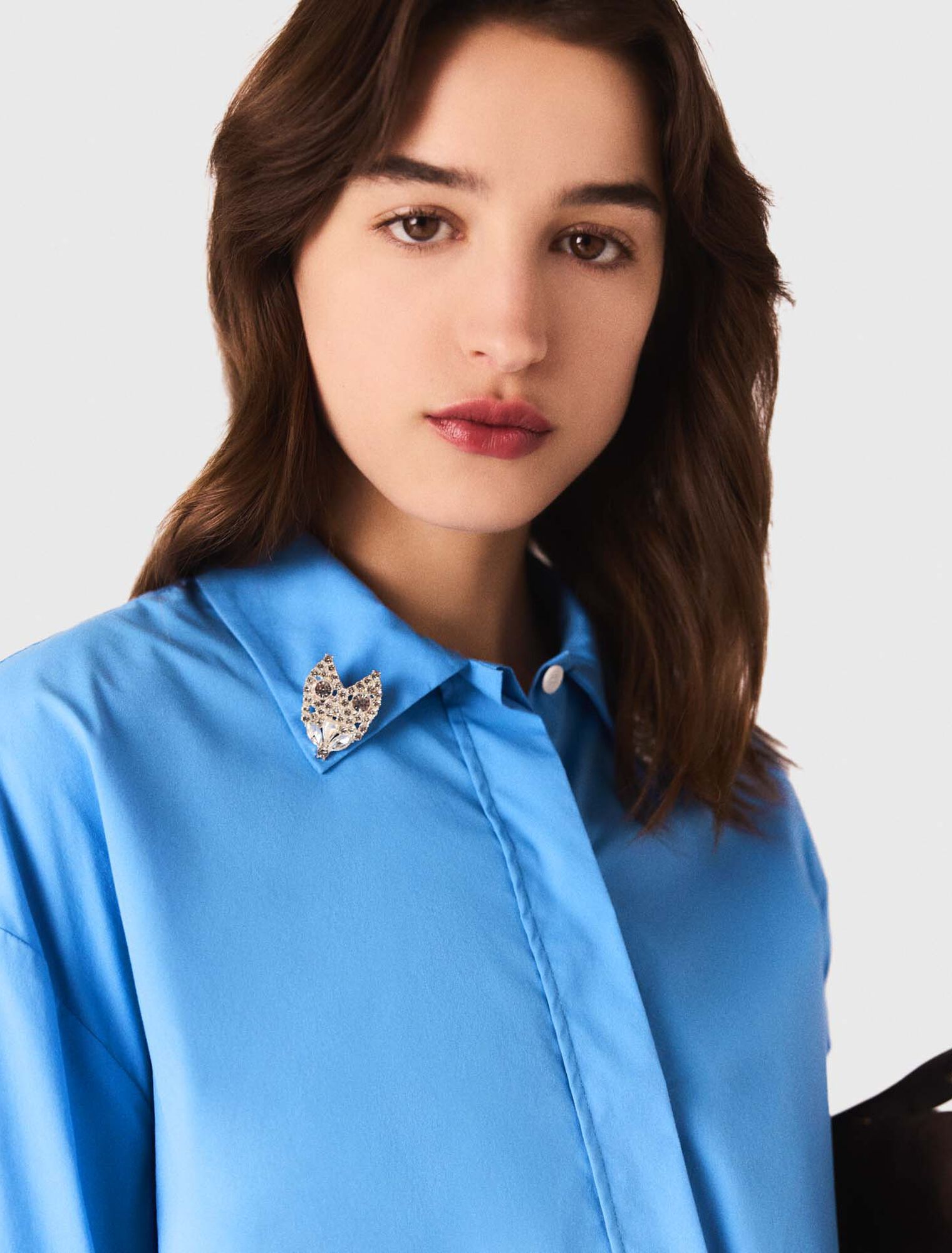 Shirt with removable jewellery