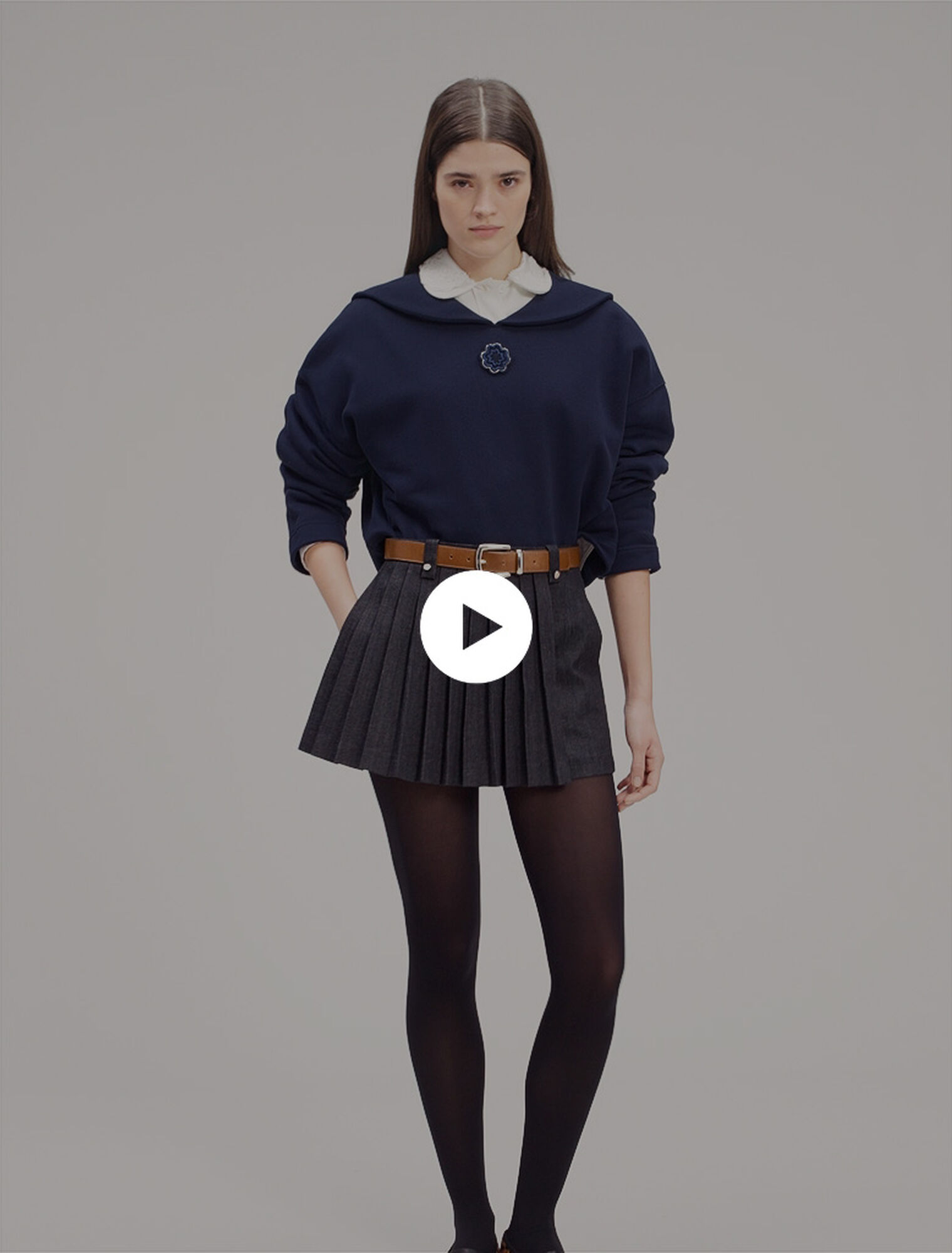 Short sweatshirt with embroidery