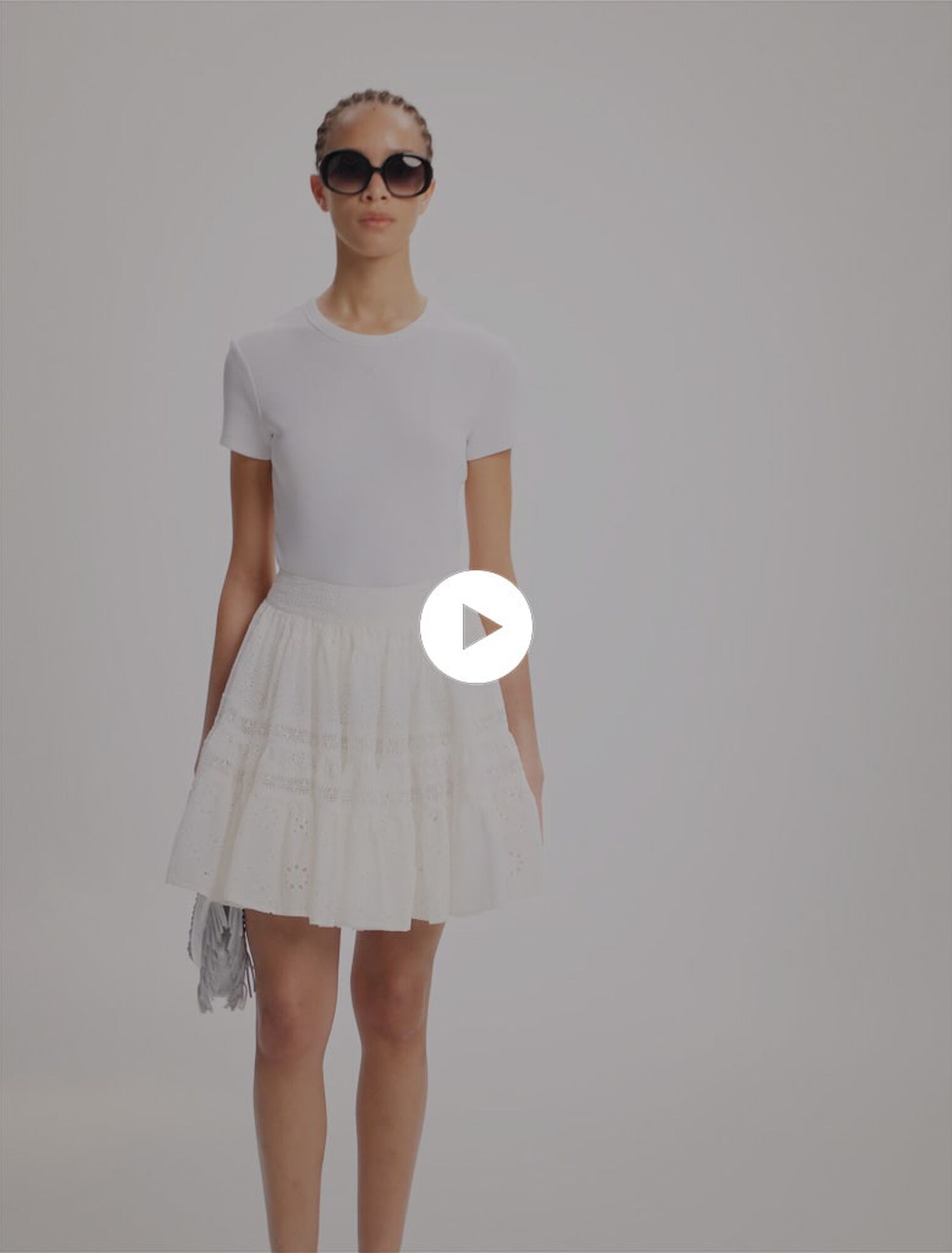 Short embroidered skirt