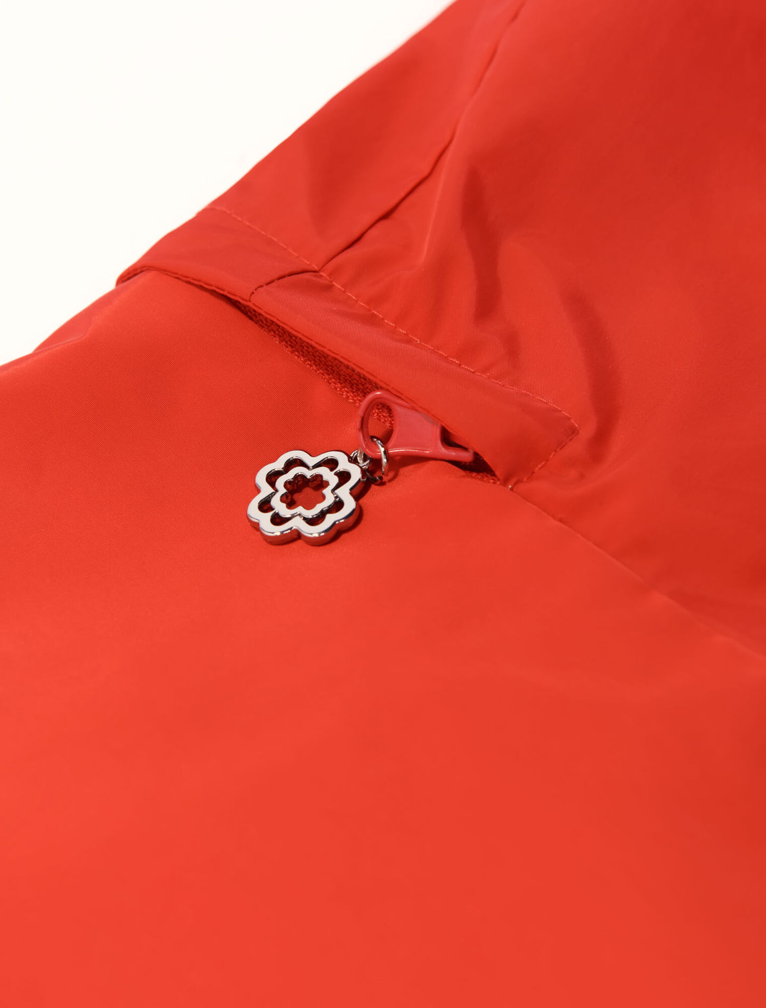 Retractable scarf hood