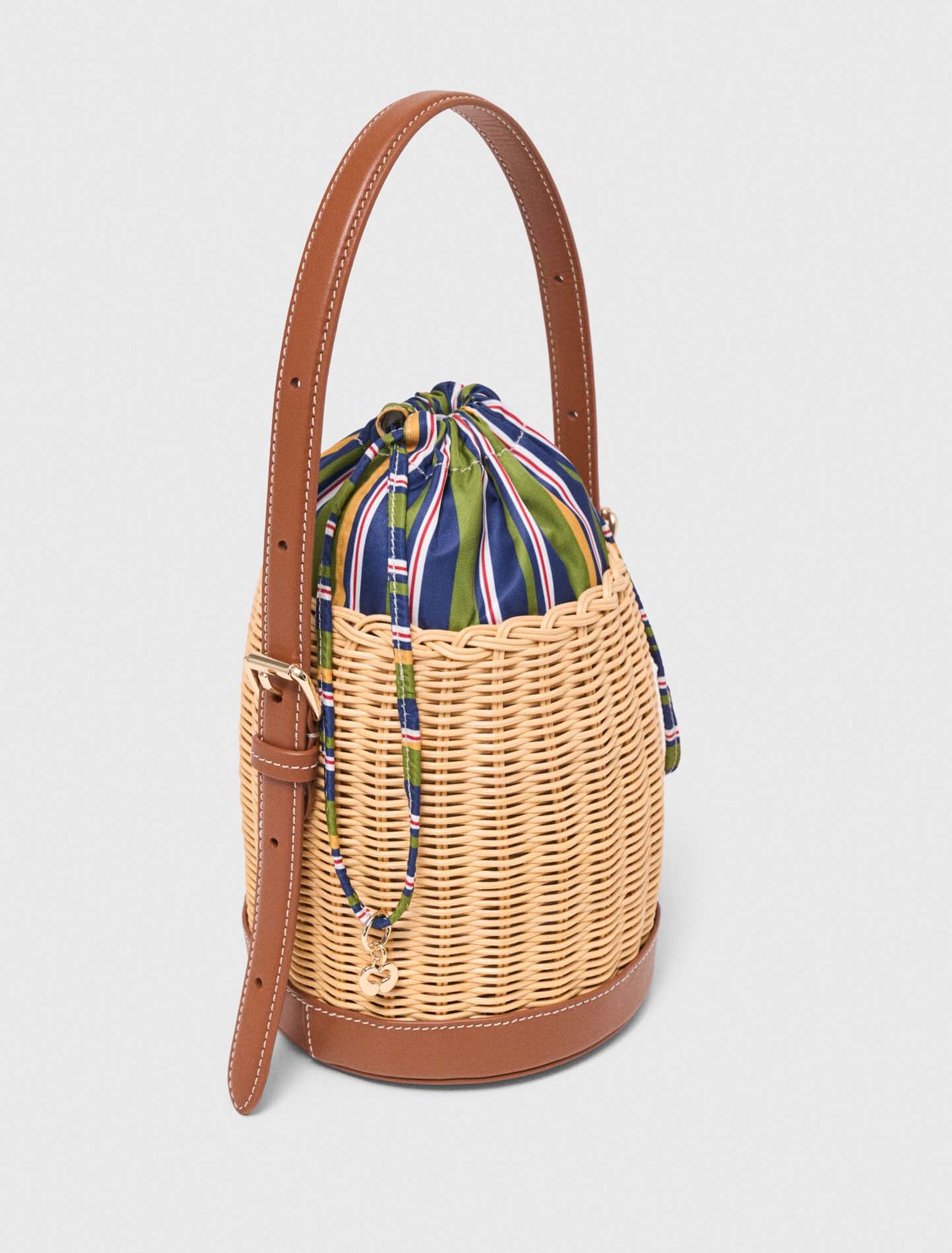 Wicker basket with printed pouch