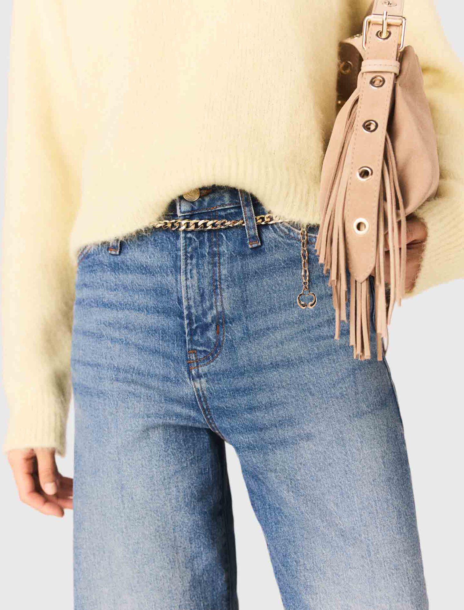 Jeans with chain-link belt