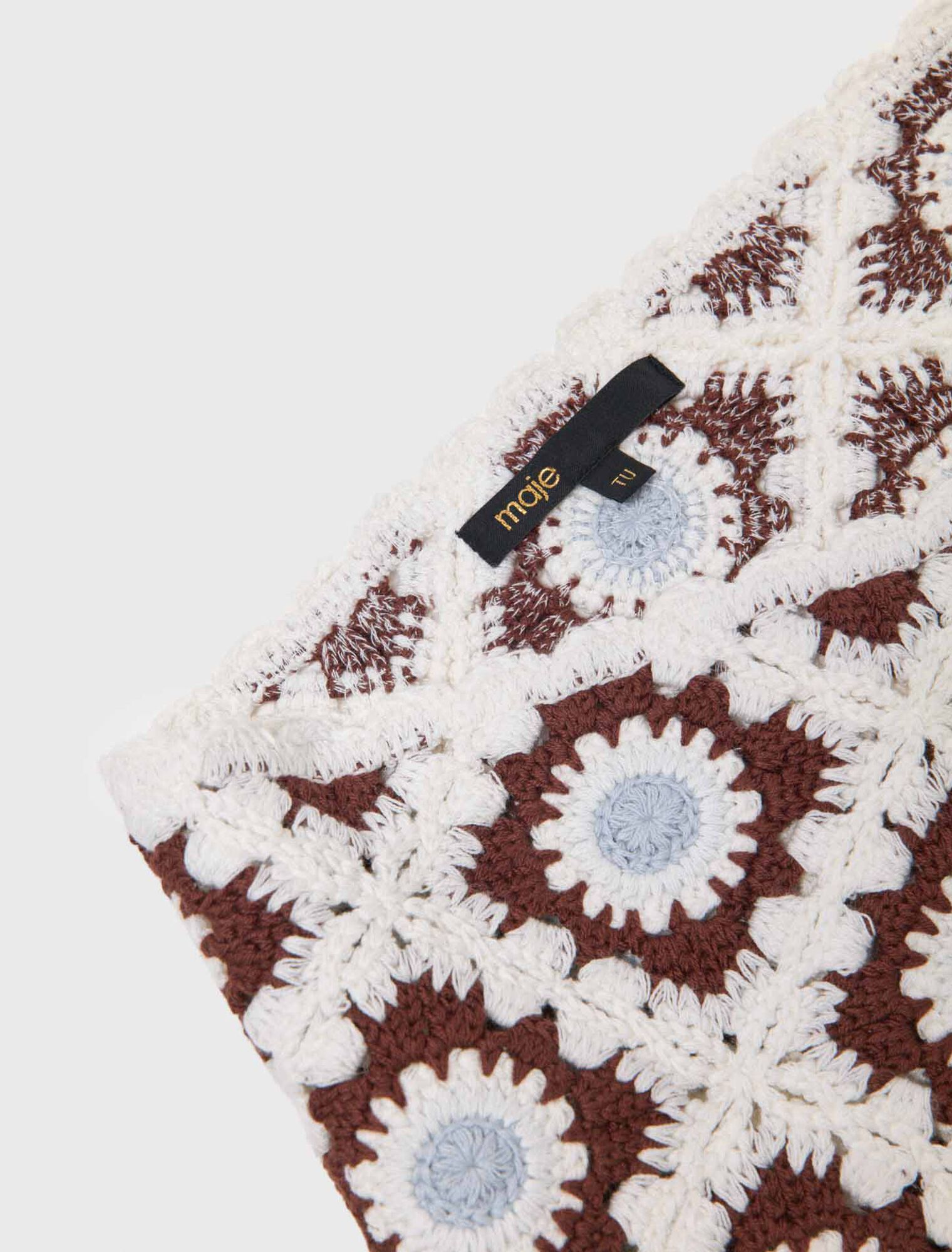 Triangular knit scarf