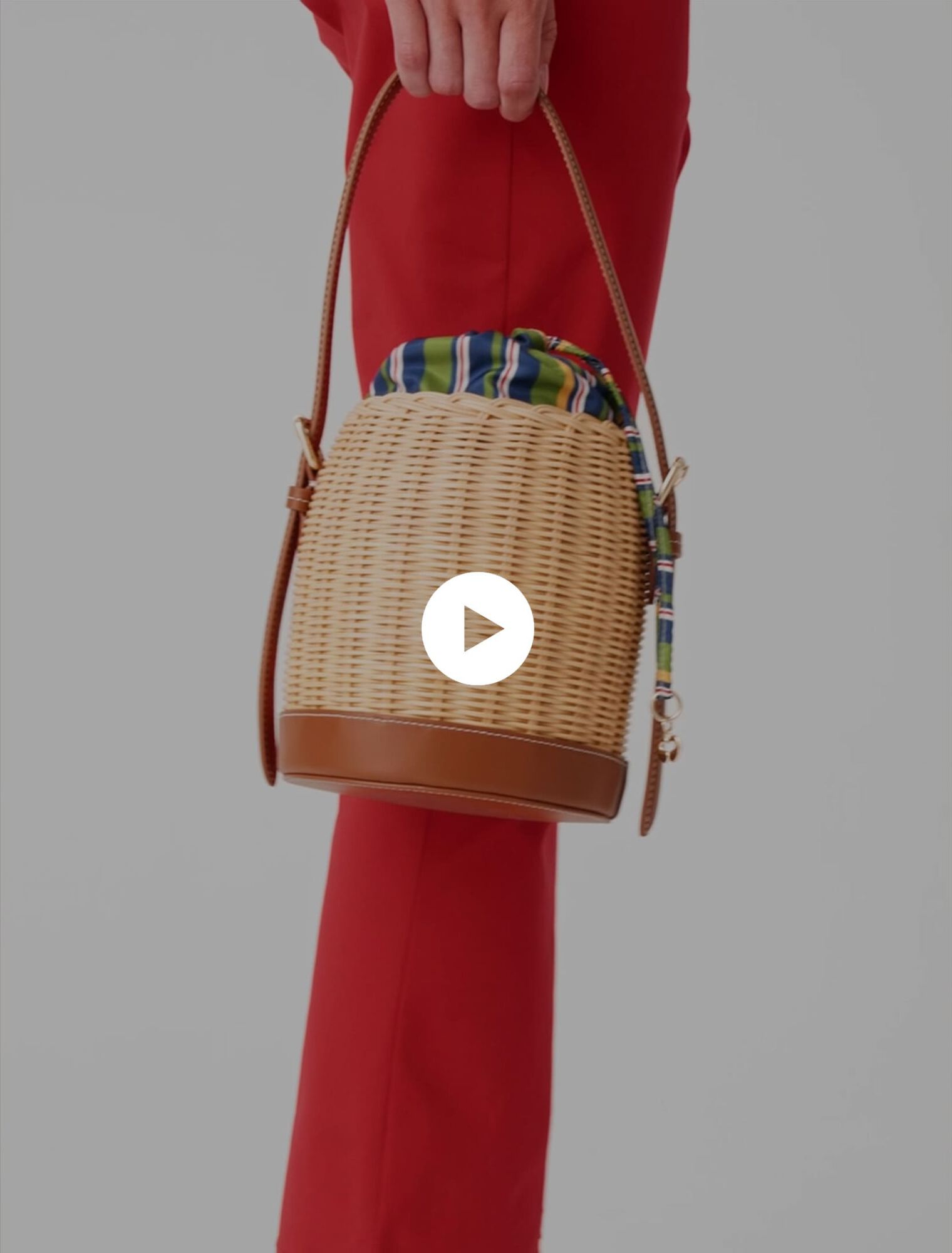 Wicker basket with printed pouch