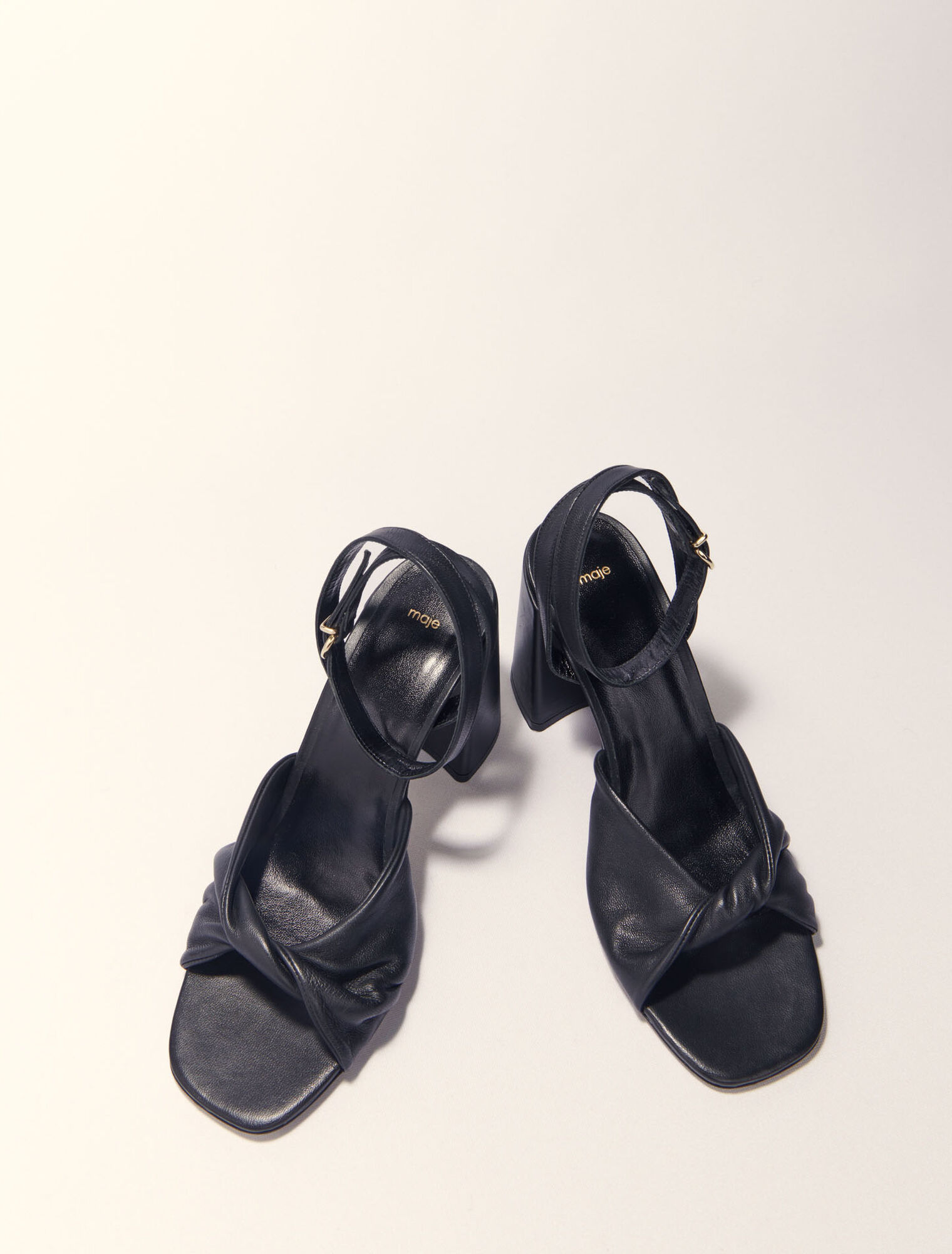 Plain leather sandals with heels