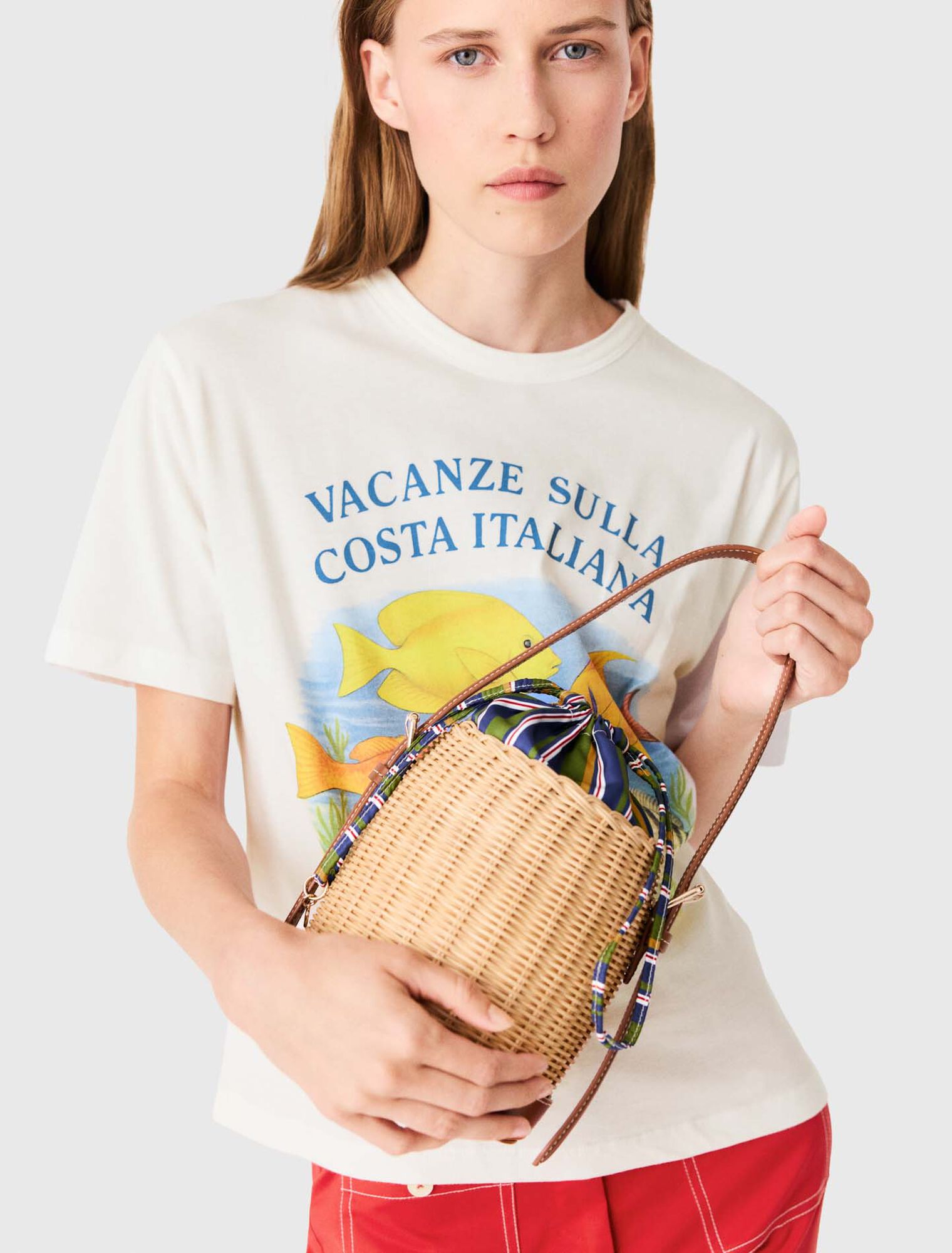 Wicker basket with printed pouch