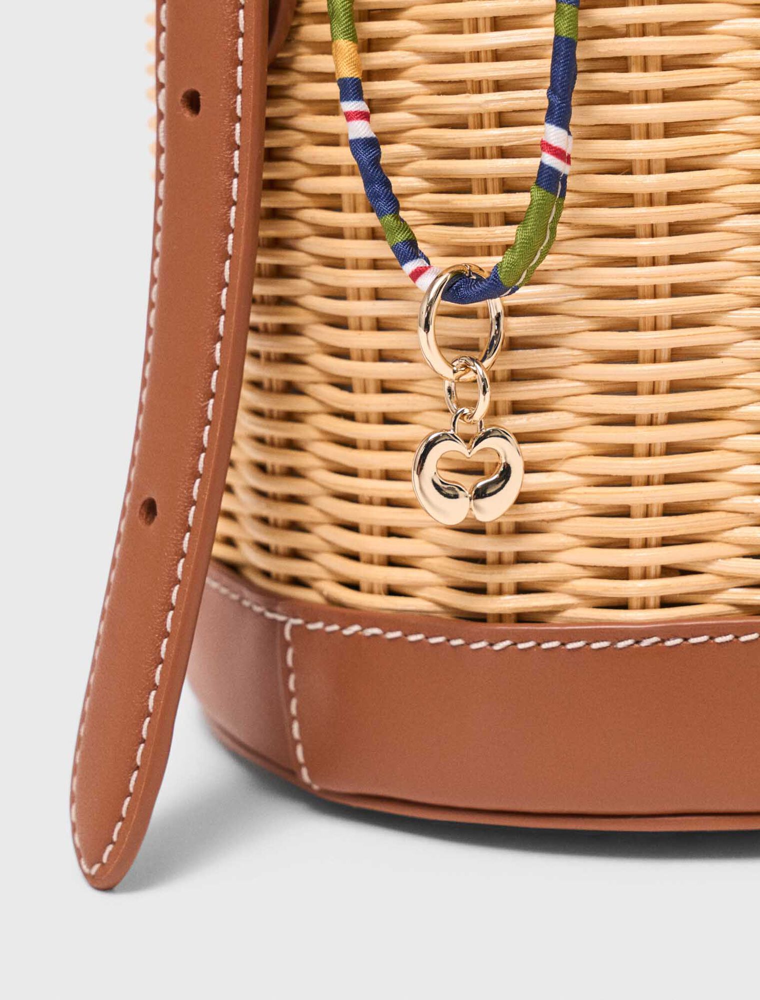 Wicker basket with printed pouch