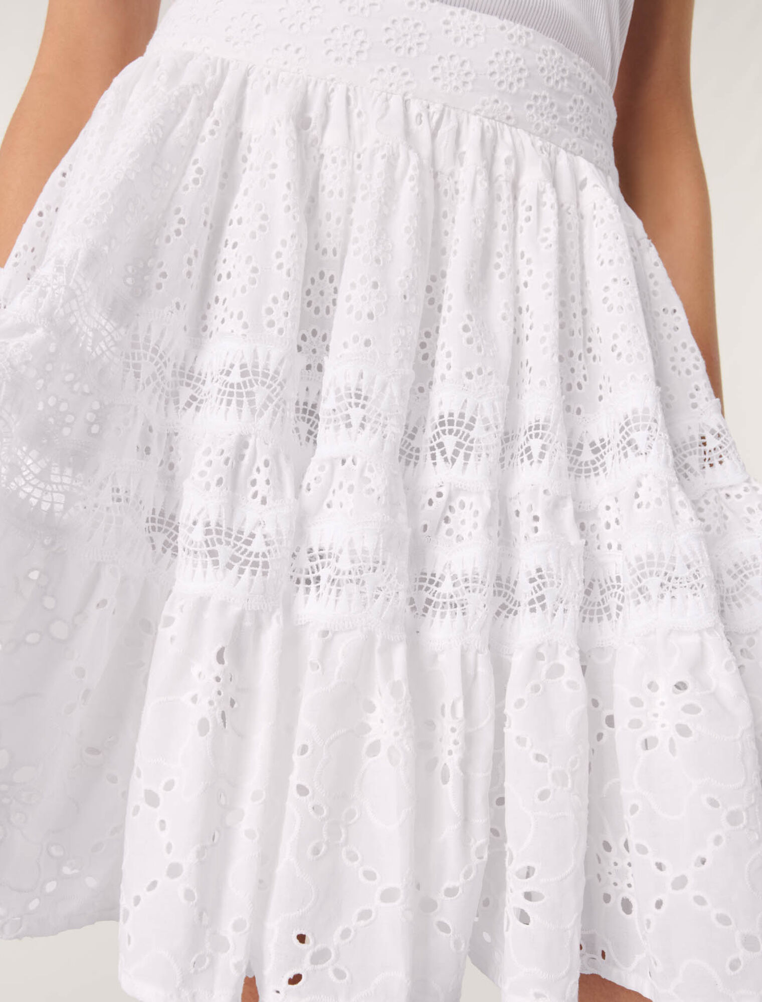Short embroidered skirt