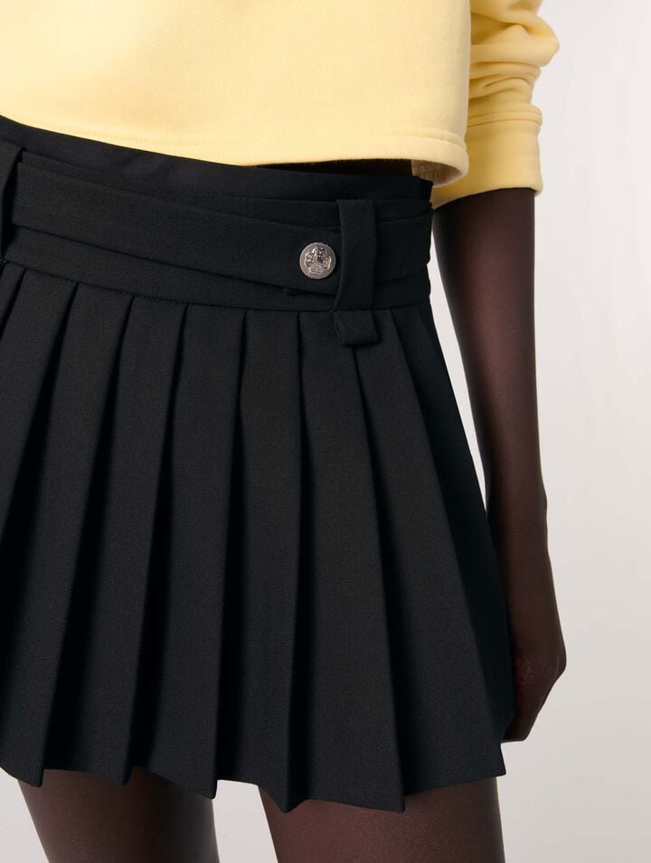 Short pleated skirt