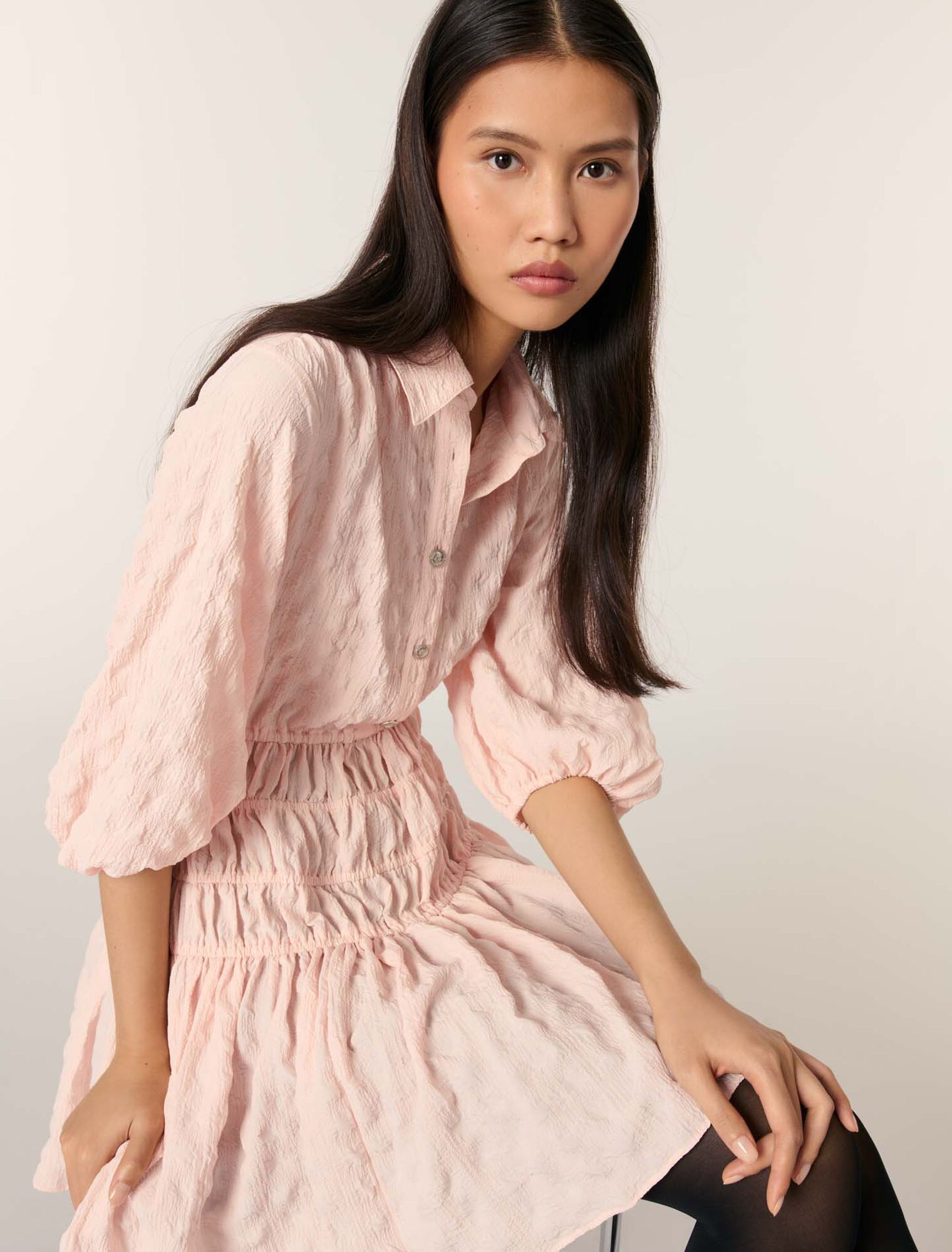 Short satin-effect pleated dress 