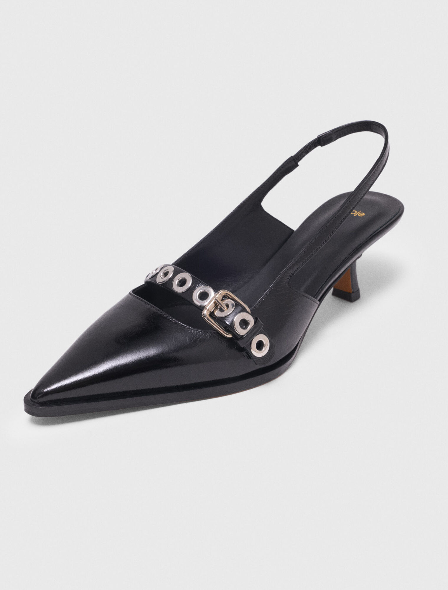 Leather pumps with eyelet strap