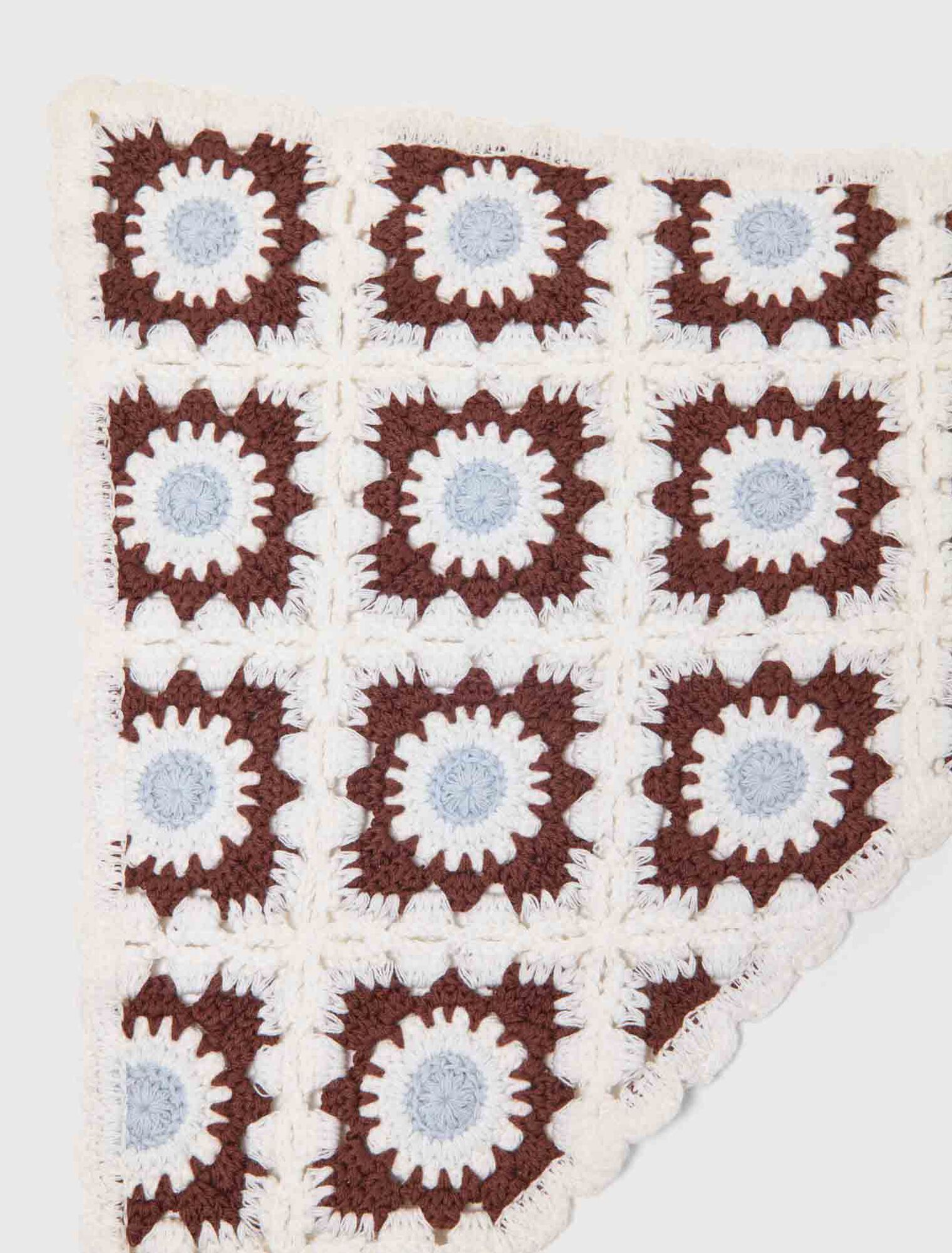 Triangular knit scarf