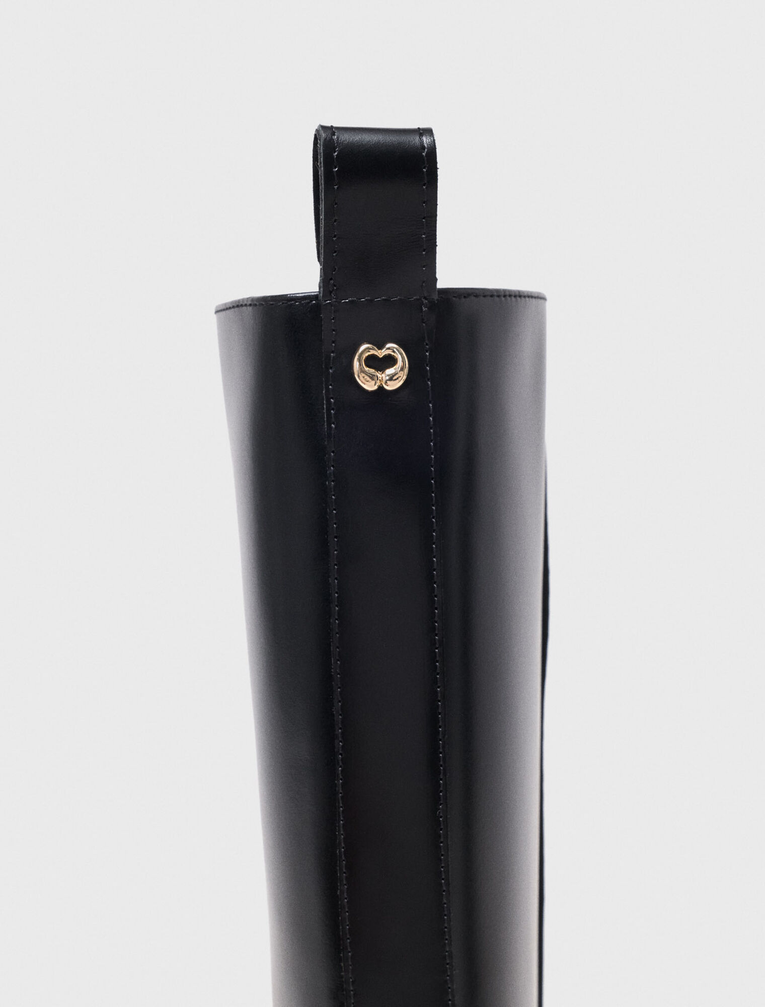 Flat leather boots with chain