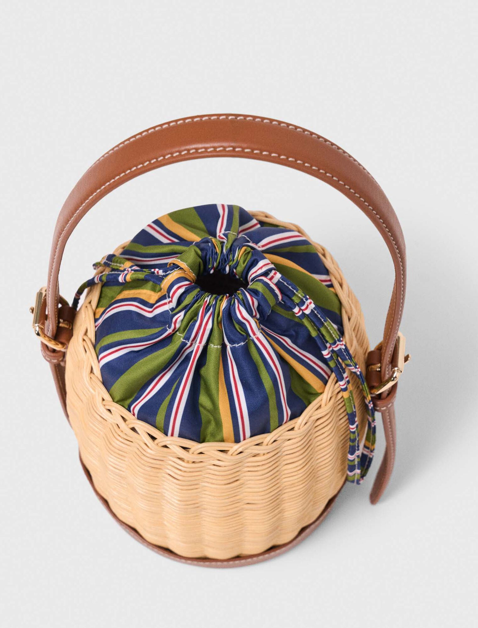 Wicker basket with printed pouch
