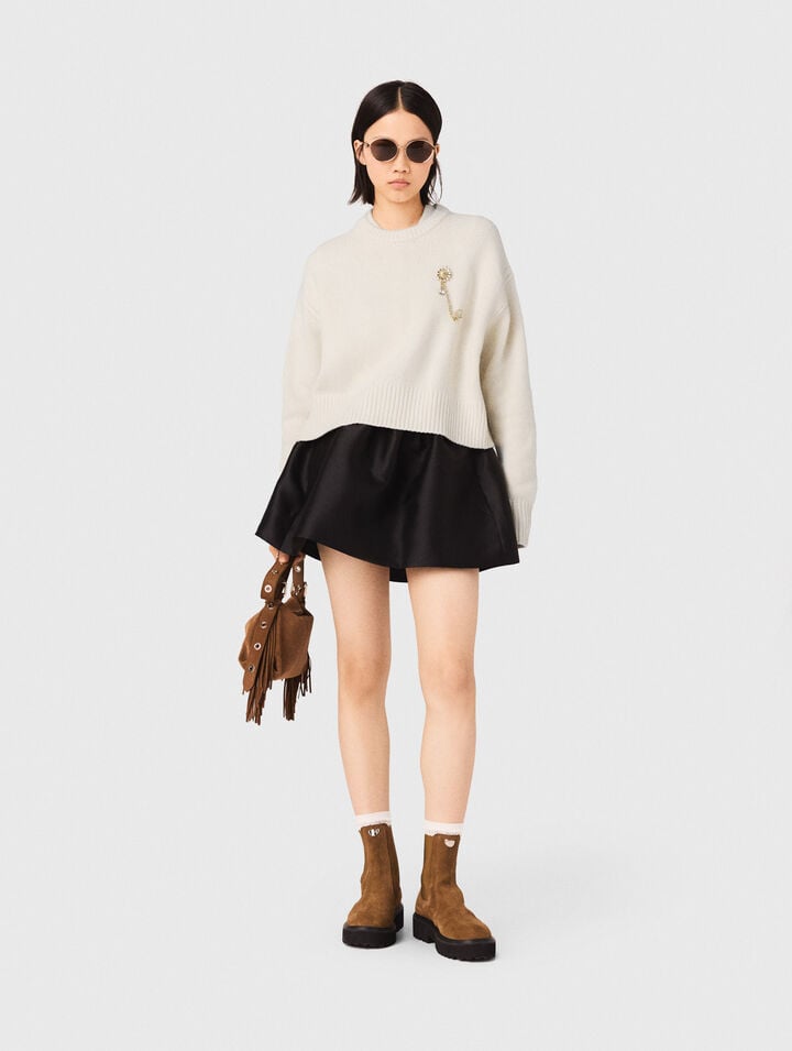 Jumper with floral brooch