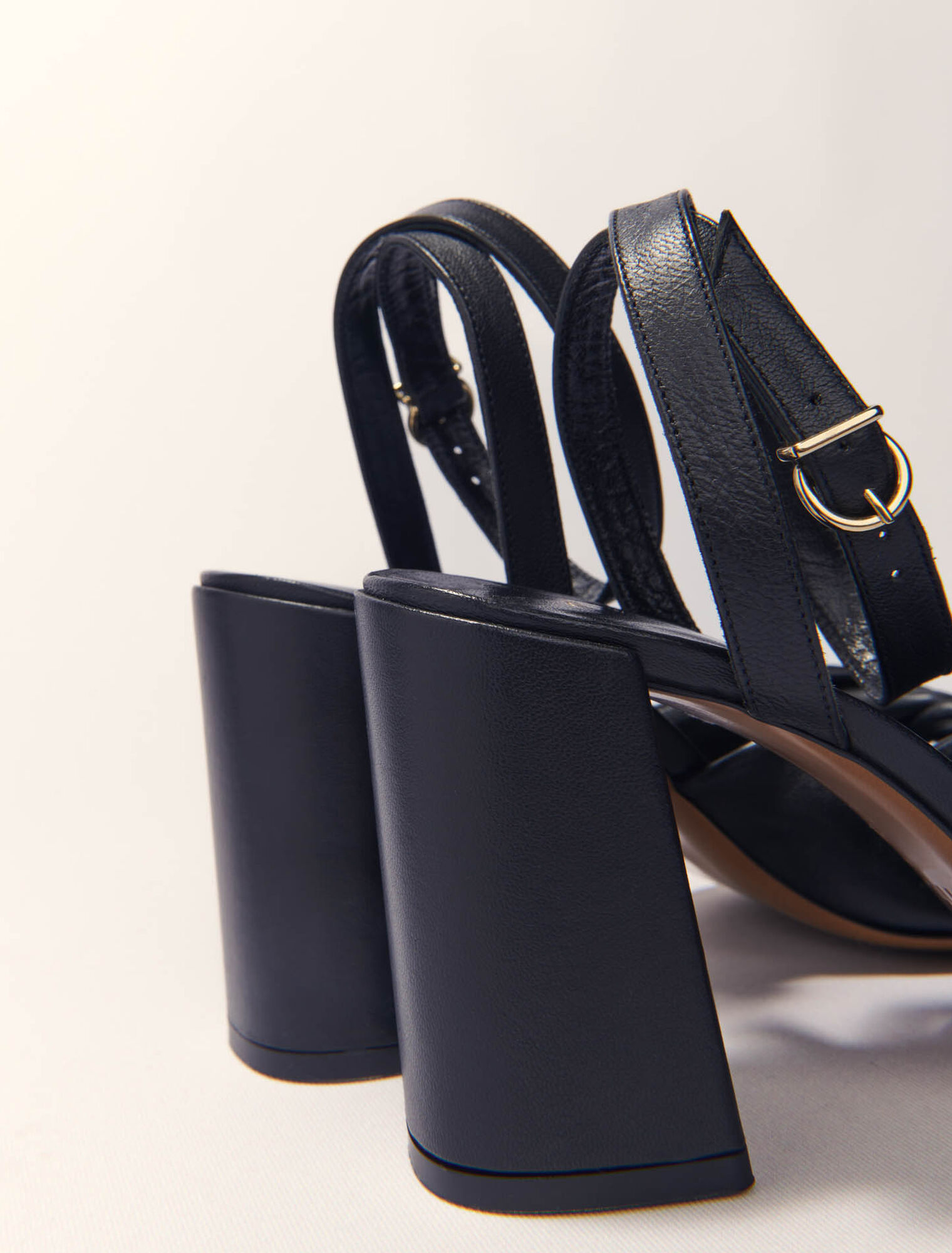 Plain leather sandals with heels