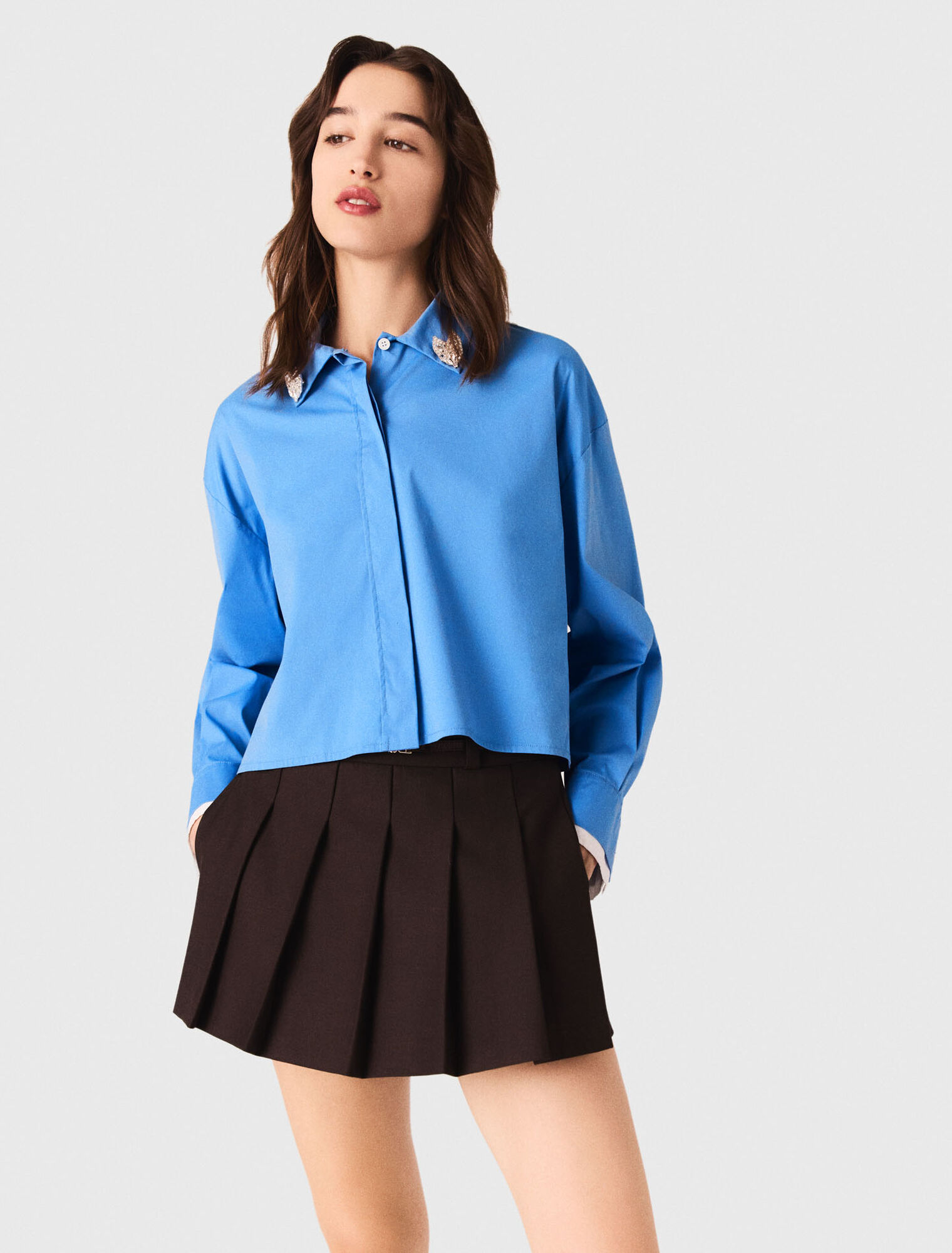 Shirt with removable jewellery