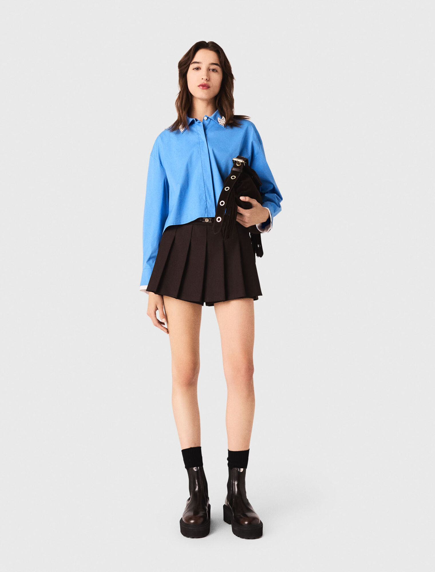 Shirt with removable jewellery