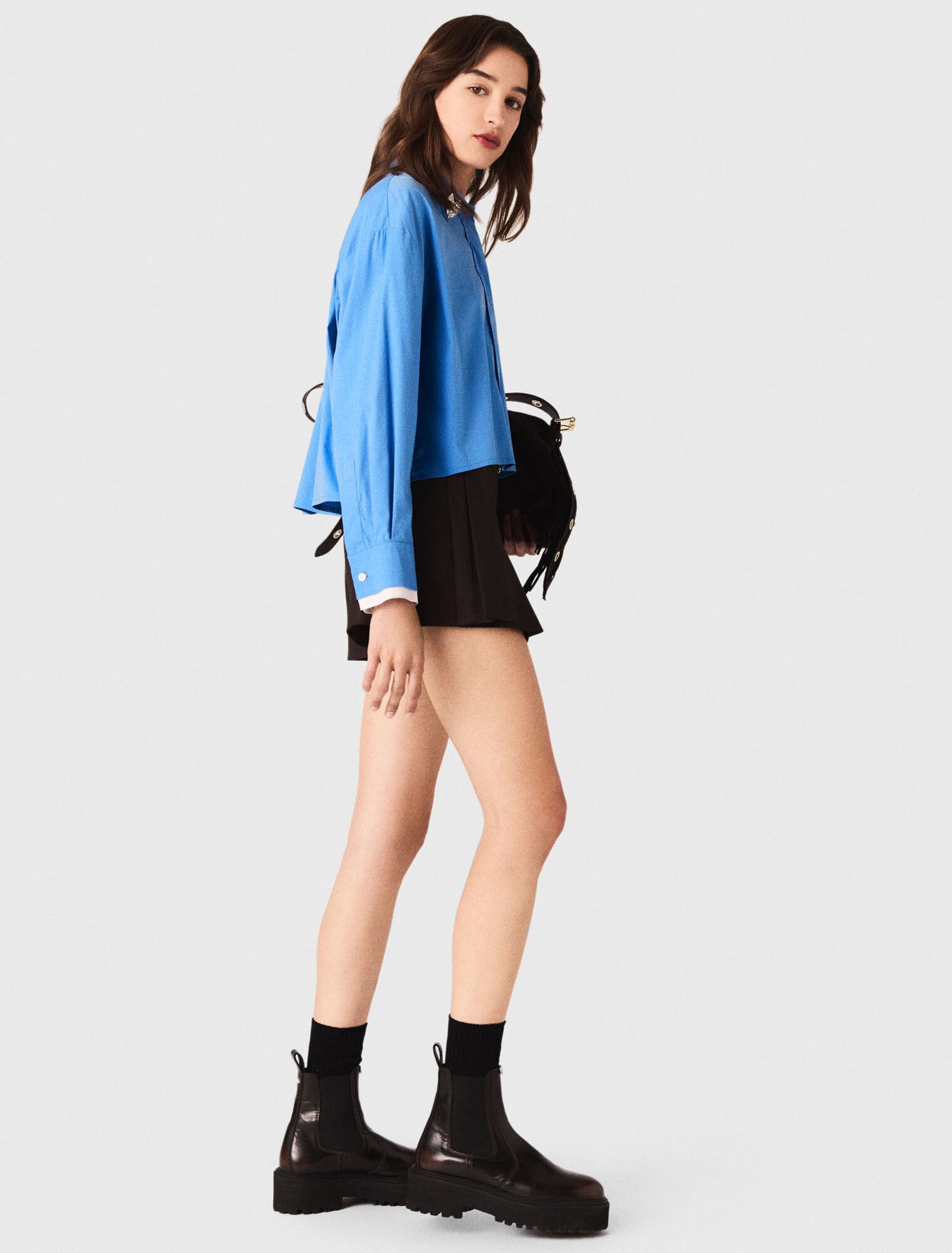 Shirt with removable jewellery