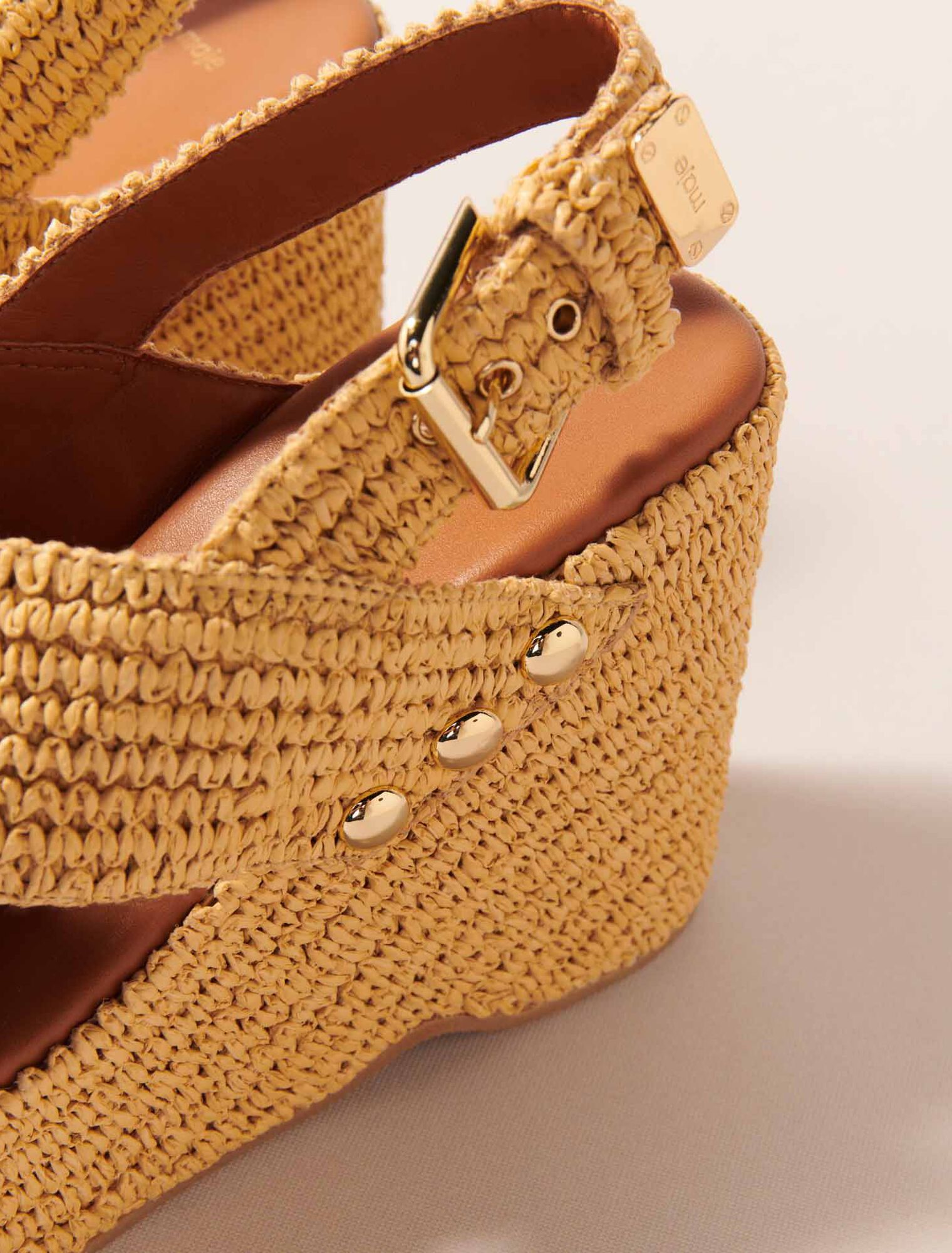 Wedge sandals with raffia effect