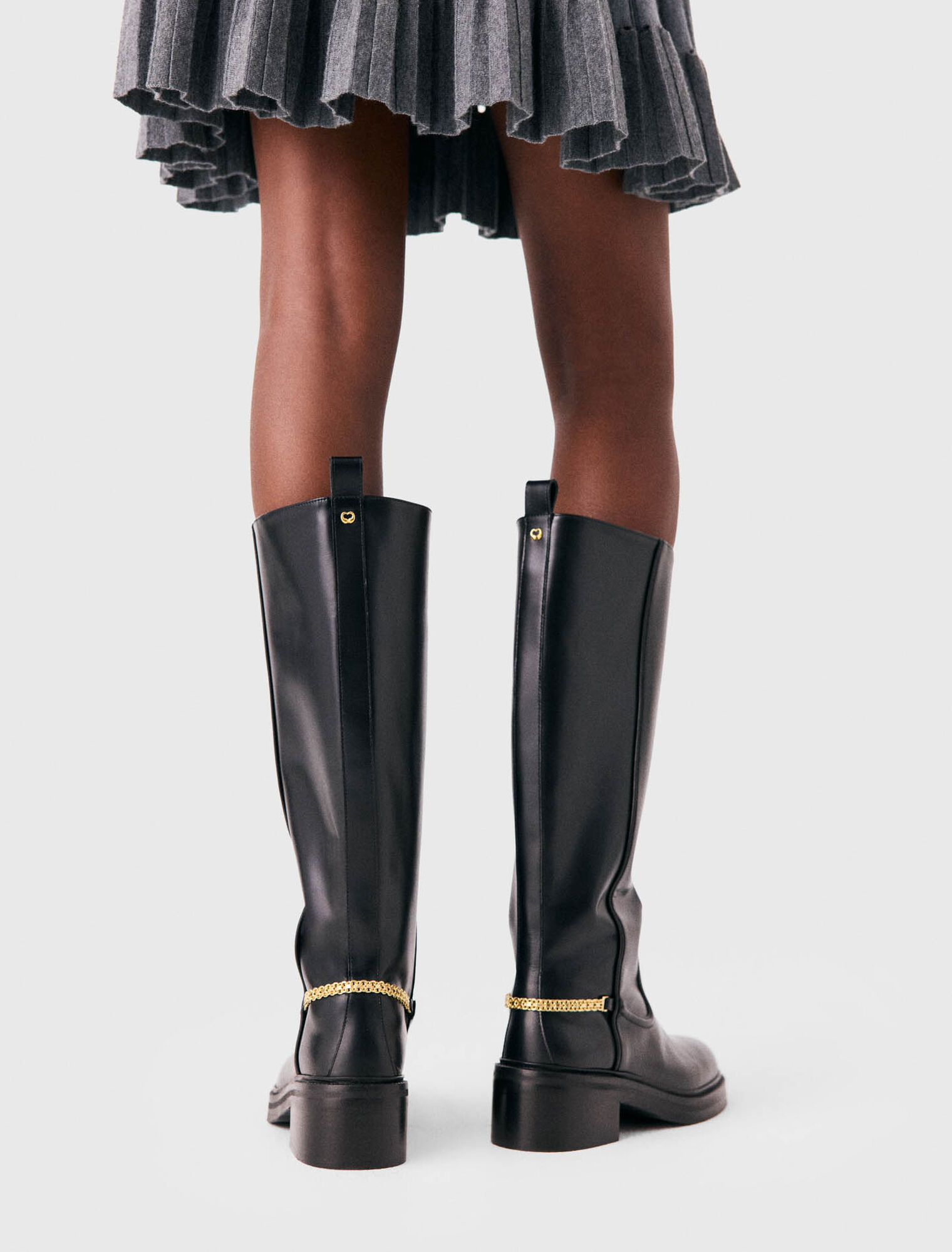 Flat leather boots with chain