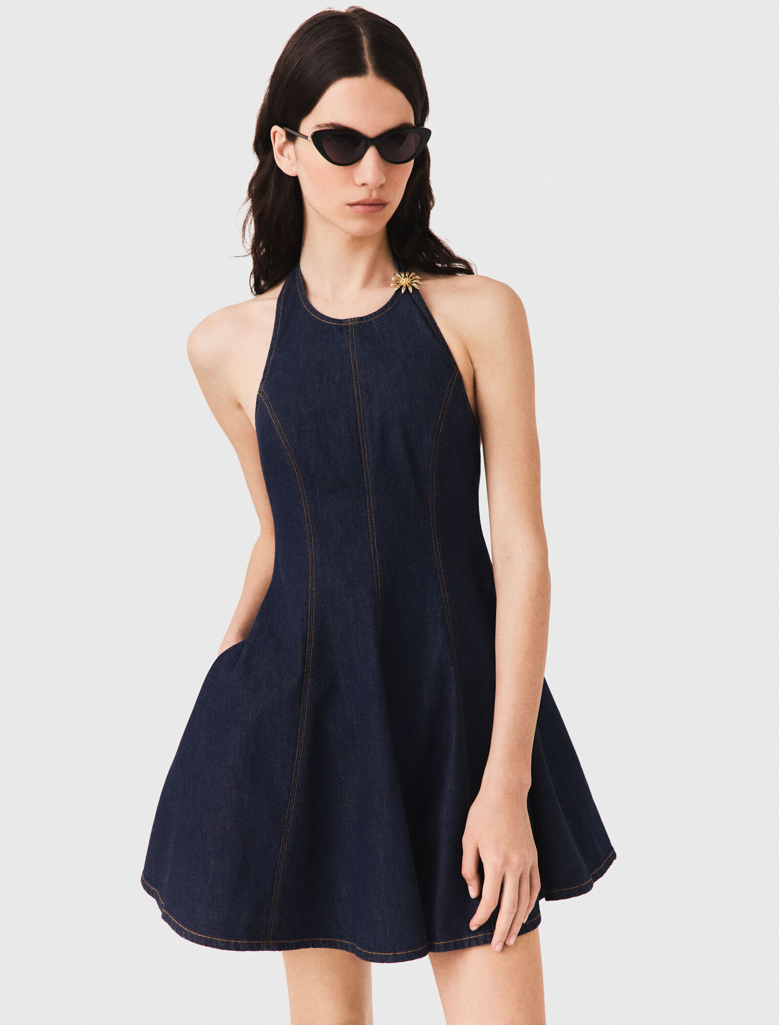 Short denim dress with brooch