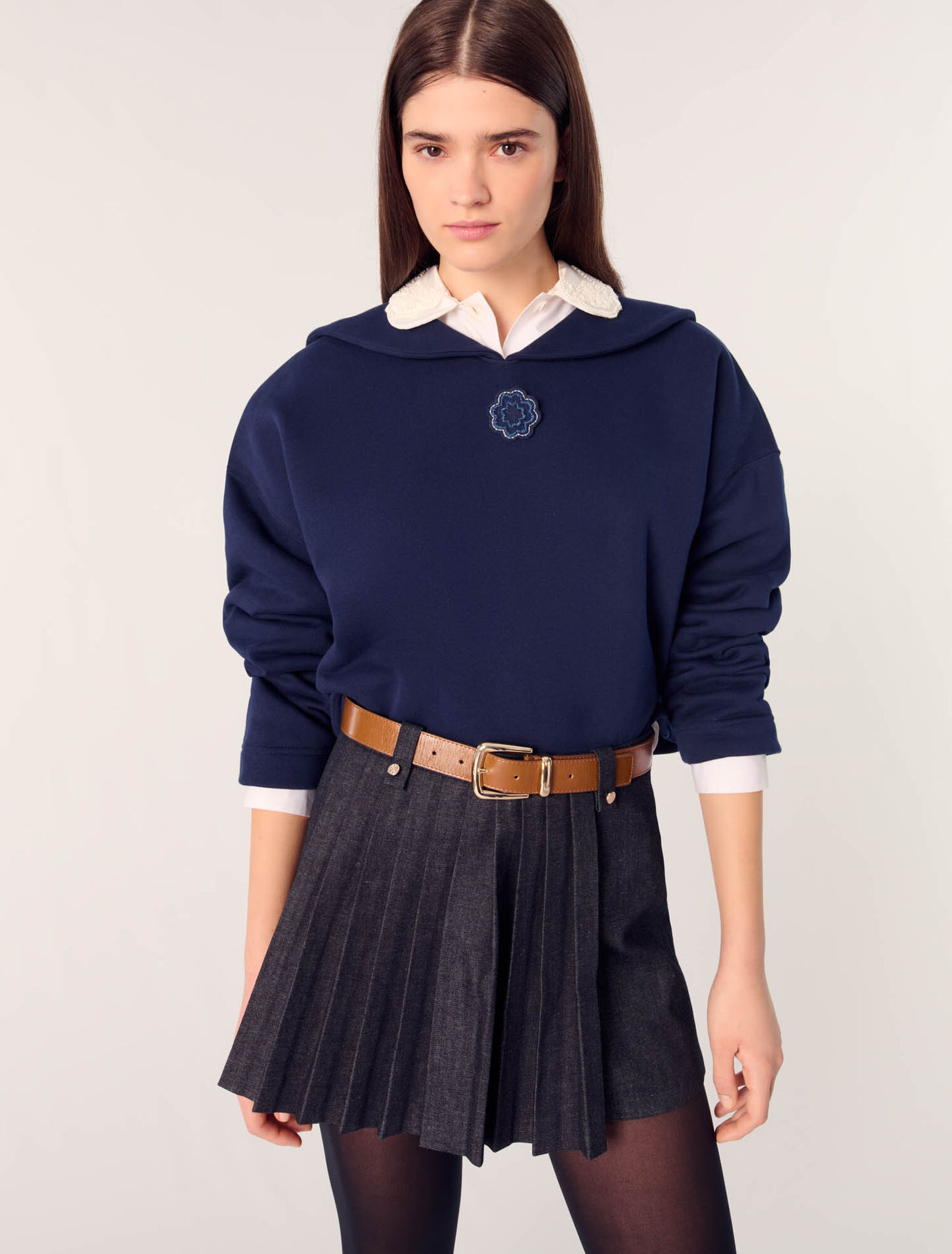 Short sweatshirt with embroidery