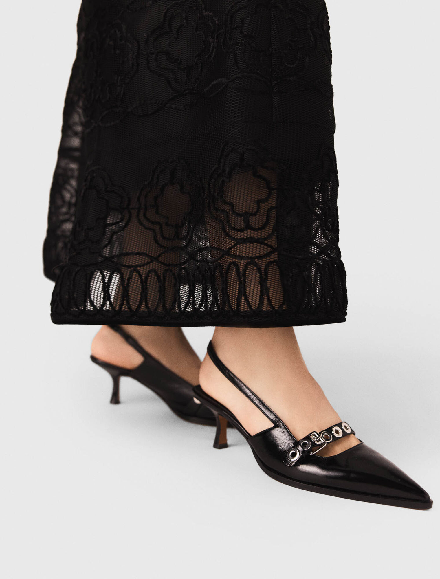 Leather pumps with eyelet strap