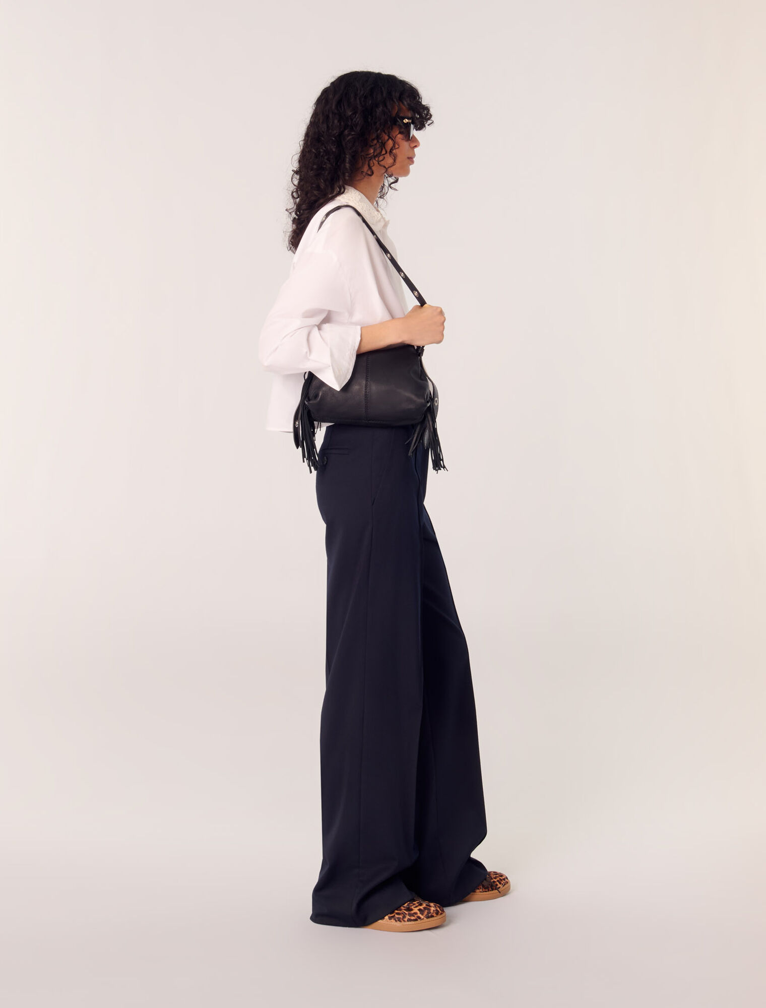 Short shirt with embroidered collar